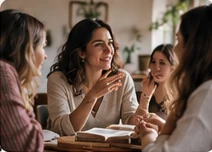 Mujeres conversando en una mesa